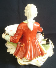 Lade das Bild in den Galerie-Viewer, SAMMELFIGUR "Mann / Buttler / Kavalier mit großer Schale" - Porzellan, Barock Motiv Form Dekor