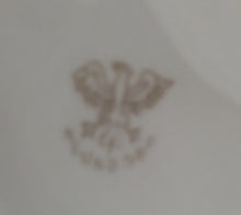 Lade das Bild in den Galerie-Viewer, SAMMELFIGUR "Mann / Buttler / Kavalier mit großer Schale" - Porzellan, Barock Motiv Form Dekor