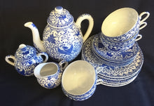 Lade das Bild in den Galerie-Viewer, 5er Set TEEKANNE MIT DECKEL + MILCHKÄNNCHEN + ZUCKERDOSE MIT DECKEL - Porzellan, Abstraktes Girlanden Vogel Blumenblüten Motiv Dekor