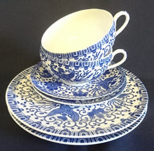 Lade das Bild in den Galerie-Viewer, 2er Set UNTERTASSEN - Porzellan, Abstraktes Girlanden Vogel Blumenblüten Motiv Dekor