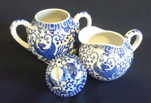 Lade das Bild in den Galerie-Viewer, 5er Set TEEKANNE MIT DECKEL + MILCHKÄNNCHEN + ZUCKERDOSE MIT DECKEL - Porzellan, Abstraktes Girlanden Vogel Blumenblüten Motiv Dekor