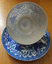 Lade das Bild in den Galerie-Viewer, 2er Set UNTERTASSEN - Porzellan, Abstraktes Girlanden Vogel Blumenblüten Motiv Dekor