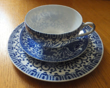 Lade das Bild in den Galerie-Viewer, 2er TEEGEDECK - Porzellan, Abstraktes Girlanden Vogel Blumenblüten Motiv Dekor