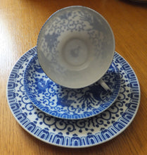 Lade das Bild in den Galerie-Viewer, 2er Set UNTERTASSEN - Porzellan, Abstraktes Girlanden Vogel Blumenblüten Motiv Dekor