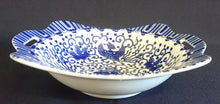 Lade das Bild in den Galerie-Viewer, GEBÄCKSCHALE - Porzellan, Abstraktes Girlanden Vogel Blumenblüten Motiv Dekor