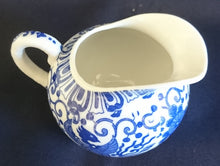 Lade das Bild in den Galerie-Viewer, MILCHKÄNNCHEN - Porzellan, Abstraktes Girlanden Vogel Blumenblüten Motiv Dekor