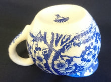 Lade das Bild in den Galerie-Viewer, MILCHKÄNNCHEN "Sakura" - Porzellan, Abstraktes Girlanden Blumenblüten Pflanzenranken Motiv Dekor