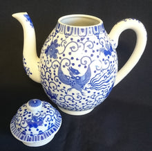 Lade das Bild in den Galerie-Viewer, 5er Set TEEKANNE MIT DECKEL + MILCHKÄNNCHEN + ZUCKERDOSE MIT DECKEL - Porzellan, Abstraktes Girlanden Vogel Blumenblüten Motiv Dekor