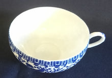 Lade das Bild in den Galerie-Viewer, TEETASSE - Porzellan, Abstraktes Girlanden Vogel Blumenblüten Motiv Dekor