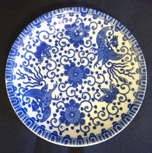 Lade das Bild in den Galerie-Viewer, UNTERTASSE - Porzellan, Abstraktes Girlanden Vogel Blumenblüten Motiv Dekor