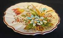 Lade das Bild in den Galerie-Viewer, WAND SAMMELTELLER - Keramik / Steingut, Blaugelbe Blumenwiese Brauner Dekorrand