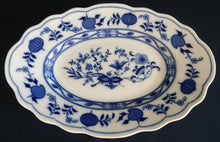 Lade das Bild in den Galerie-Viewer, BEILAGENPLATTE - Porzellan, Zwiebelmuster Motiv Relief Rand Dekor