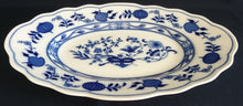 Lade das Bild in den Galerie-Viewer, BEILAGENPLATTE - Porzellan, Zwiebelmuster Motiv Relief Rand Dekor