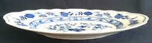 Lade das Bild in den Galerie-Viewer, BEILAGENPLATTE - Porzellan, Zwiebelmuster Motiv Relief Rand Dekor