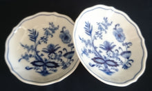 Lade das Bild in den Galerie-Viewer, UNTERTASSE - Porzellan, Zwiebelmuster Motiv Relief Dekor