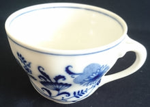 Lade das Bild in den Galerie-Viewer, KAFFEETASSE - Porzellan, Zwiebelmuster Motiv Relief Dekor