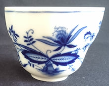 Lade das Bild in den Galerie-Viewer, KAFFEETASSE - Porzellan, Zwiebelmuster Motiv Relief Dekor