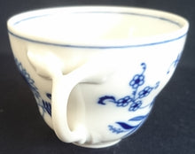 Lade das Bild in den Galerie-Viewer, KAFFEETASSE - Porzellan, Zwiebelmuster Motiv Relief Dekor