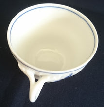 Lade das Bild in den Galerie-Viewer, KAFFEETASSE - Porzellan, Zwiebelmuster Motiv Relief Dekor