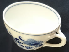 Lade das Bild in den Galerie-Viewer, KAFFEETASSE - Porzellan, Zwiebelmuster Motiv Relief Dekor