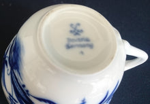 Lade das Bild in den Galerie-Viewer, KAFFEETASSE - Porzellan, Zwiebelmuster Motiv Relief Dekor