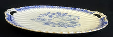 Lade das Bild in den Galerie-Viewer, TORTEN- / BEILAGENPLATTE - Porzellan, Runde Form mit Griffen, China Blau Goldrand Relief Dekor