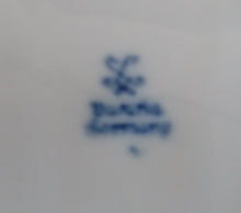 Lade das Bild in den Galerie-Viewer, UNTERTASSE - Porzellan, Zwiebelmuster Motiv Relief Dekor