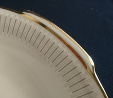 Lade das Bild in den Galerie-Viewer, SERVIER- BEILAGENTELLER - Porzellan, Goldrand Griff Linien Striche Punkte Relief Motiv Dekor