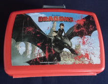 Lade das Bild in den Galerie-Viewer, BROTDOSEN -BOX MIT SCHALENEINLAGE "Dragons" - Kunststoff, Dreamworks Drachen zähmen leicht gemacht Movie Film Motiv Dekor, Verschließ- & Aufklappbar