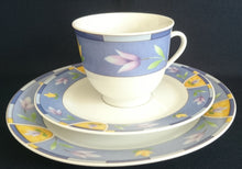 Lade das Bild in den Galerie-Viewer, 2er Set UNTERTASSEN "Betty" - Porzellan, Pflanzen Tulpen Blumenblüten Flora Abstrakt Motiv Dekor