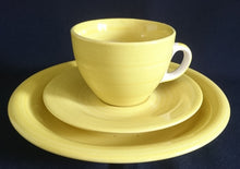 Lade das Bild in den Galerie-Viewer, KAFFEETASSE "Flirt" "Liso" - Porzellan, Streifen Einfärbiges Meliertes Dekor