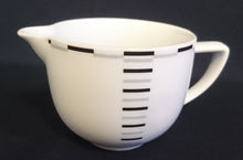 Lade das Bild in den Galerie-Viewer, MILCHKÄNNCHEN "Flirt" - Porzellan, Skyline Linien Streifen Dekor