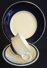 Lade das Bild in den Galerie-Viewer, KAFFEETASSE - Fine China Porzellan, Karo Relief Echt Kobalt Breite Linien Balken Motiv Dekor (BC)