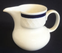 Lade das Bild in den Galerie-Viewer, 3er Set MILCHKÄNNCHEN & ZUCKERDOSE MIT DECKEL - Fine China Porzellan, Karo Relief Echt Kobalt Klassisch Zweifarbig Dekor