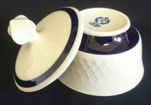 Lade das Bild in den Galerie-Viewer, 3er Set MILCHKÄNNCHEN & ZUCKERDOSE MIT DECKEL - Fine China Porzellan, Karo Relief Echt Kobalt Klassisch Zweifarbig Dekor