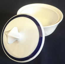 Lade das Bild in den Galerie-Viewer, 3er Set MILCHKÄNNCHEN & ZUCKERDOSE MIT DECKEL - Fine China Porzellan, Karo Relief Echt Kobalt Klassisch Zweifarbig Dekor