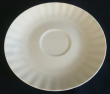 Lade das Bild in den Galerie-Viewer, UNTERTASSE - Porzellan, Einfärbiges Relief Dekor