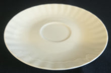 Lade das Bild in den Galerie-Viewer, UNTERTASSE - Porzellan, Einfärbiges Relief Dekor