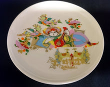 Lade das Bild in den Galerie-Viewer, 2er Set ABLAGETELLERCHEN UNTERSETZER - Porzellan, Orientalisches Personen Geige Cello Vogel Motiv Dekor, Björn Wiinblad Designer