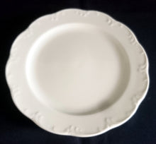 Lade das Bild in den Galerie-Viewer, DESSERTTELLER "Classic Rose" - Porzellan, Einfärbiger Barockrand Dekor