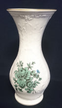 Lade das Bild in den Galerie-Viewer, BLUMENVASE "Classic Rose Collection" - Porzellan, Rosen Goldrand Relief Dekor
