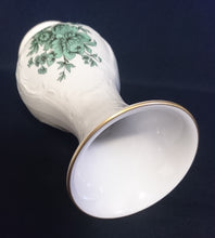 Lade das Bild in den Galerie-Viewer, BLUMENVASE "Classic Rose Collection" - Porzellan, Rosen Goldrand Relief Dekor