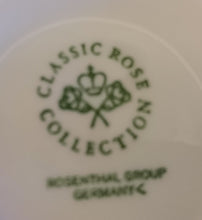 Lade das Bild in den Galerie-Viewer, BLUMENVASE "Classic Rose Collection" - Porzellan, Rosen Goldrand Relief Dekor