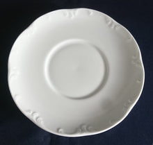 Lade das Bild in den Galerie-Viewer, 2er Set UNTERTASSEN "Classic Rose" - Porzellan, Einfärbiger Barockrand Dekor