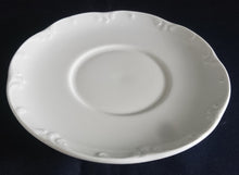 Lade das Bild in den Galerie-Viewer, UNTERTASSE "Classic Rose" - Porzellan, Einfärbiger Barockrand Dekor