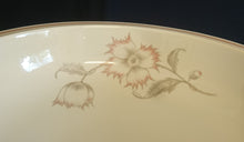 Lade das Bild in den Galerie-Viewer, SCHÜSSEL "Winifred" - Blumen / Linien Klassisch Dekor