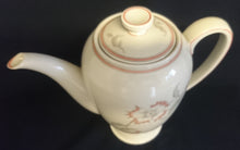 Lade das Bild in den Galerie-Viewer, KAFFEEKANNE MIT DECKEL "Winifred" - Porzellan, Blumen / Linien Klassisch Dekor