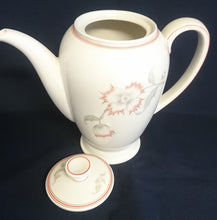 Lade das Bild in den Galerie-Viewer, KAFFEEKANNE MIT DECKEL "Winifred" - Porzellan, Blumen / Linien Klassisch Dekor