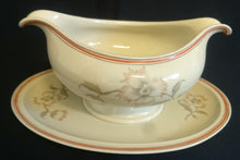 Lade das Bild in den Galerie-Viewer, SAUCIER "Winifred" - Porzellan, Blumen / Linien Klassisch Dekor