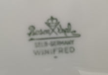 Lade das Bild in den Galerie-Viewer, TEEKANNE MIT DECKEL "Winifred" - Porzellan, Blumen / Linien Klassisch Dekor